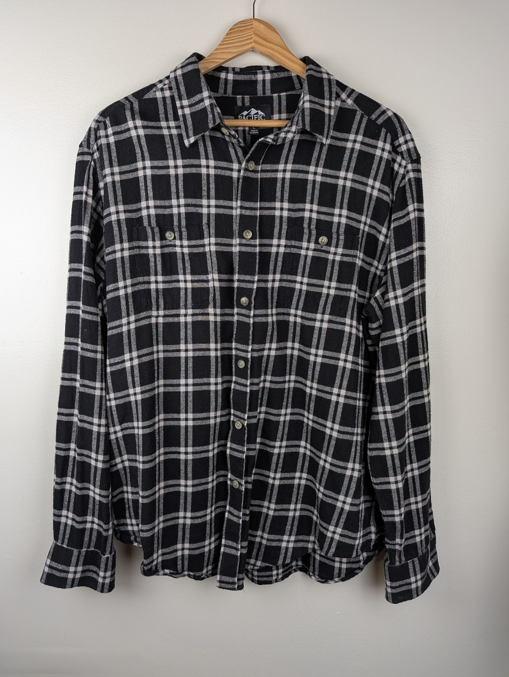 Pacific Outfitters Men's Flannel Black White Plaid Button Down Shirt Grunge L